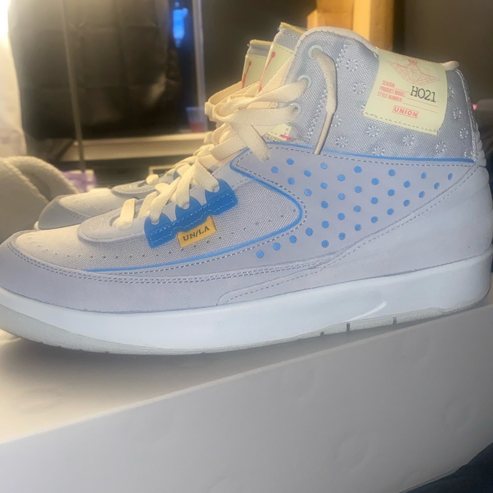 A size to big for me comes with box and extra laces.